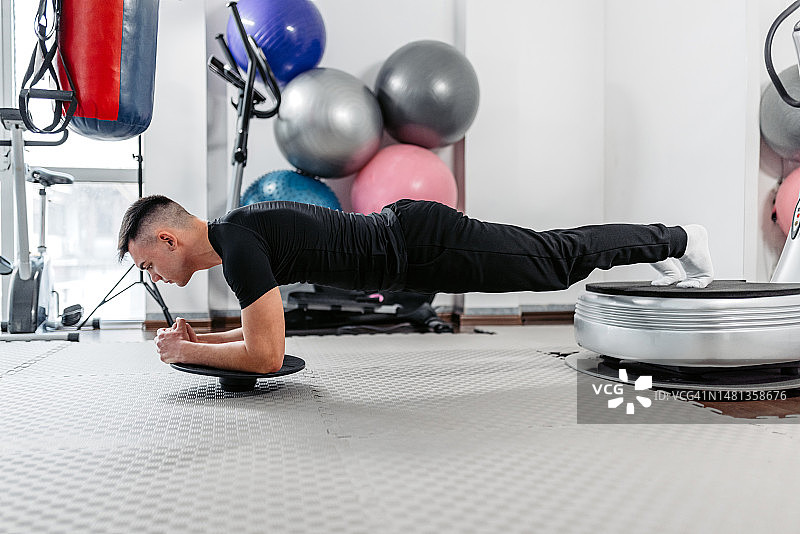 在健身房训练的年轻男人图片素材