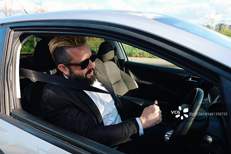 道路安全，系好安全带图片素材