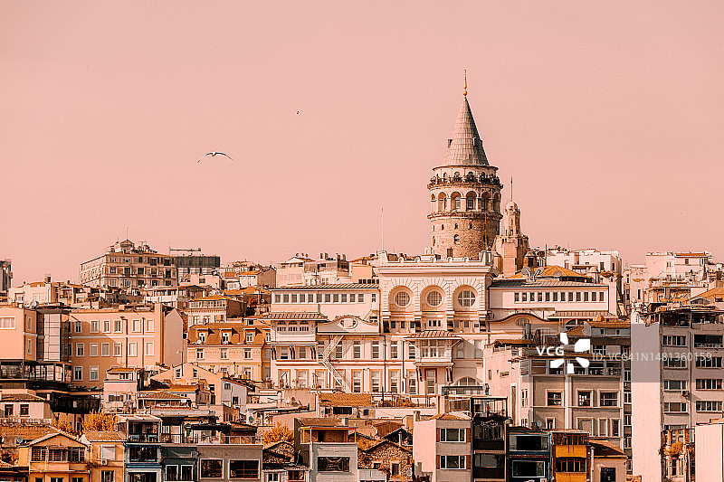 土耳其晴朗的伊斯坦布尔天际线与加拉塔图片素材