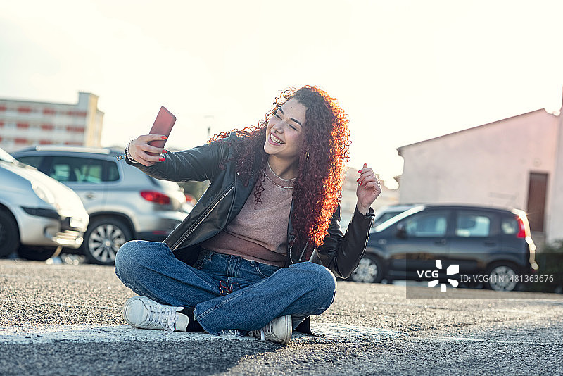 年轻女子在户外自拍图片素材