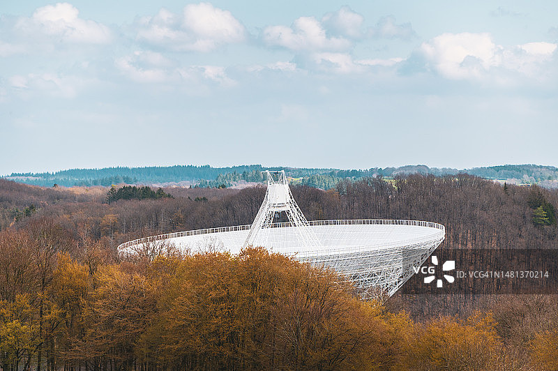 森林中的射电望远镜图片素材
