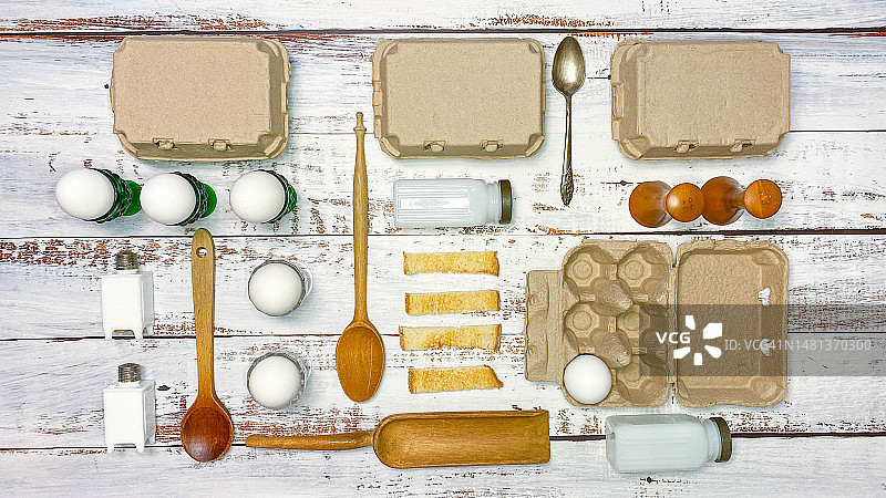 平铺概念：早餐鸡蛋与复古厨具图片素材