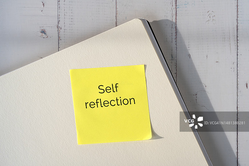 便利贴上的自我反思文字图片素材