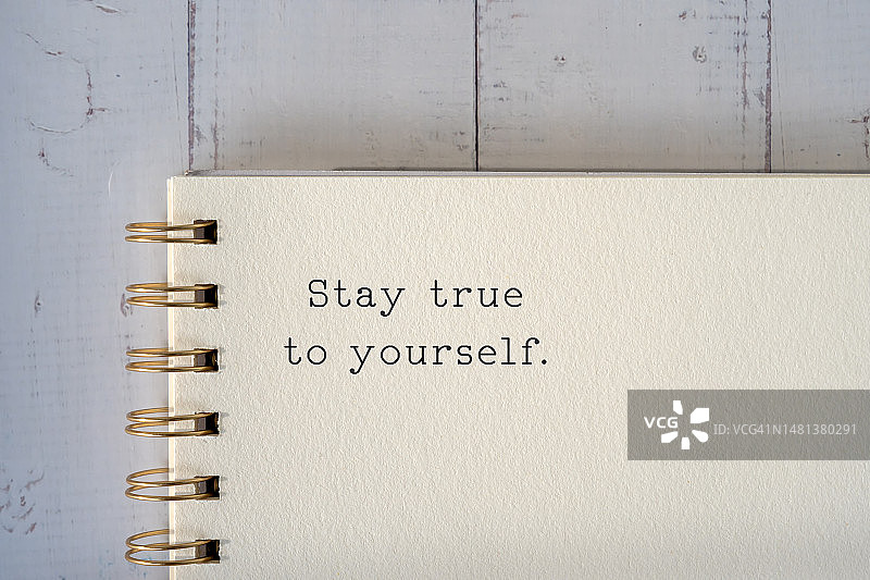 在记事本上写着保持真我图片素材