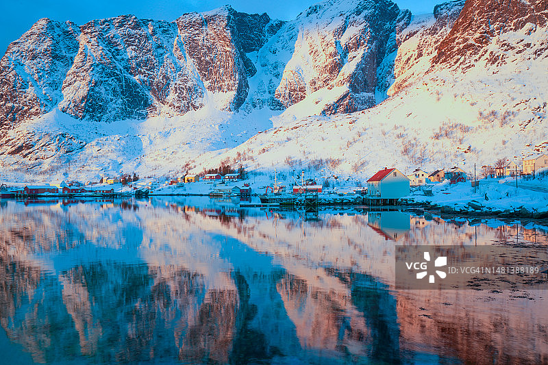 挪威罗弗敦群岛雷讷渔村雪山水中倒影图片素材
