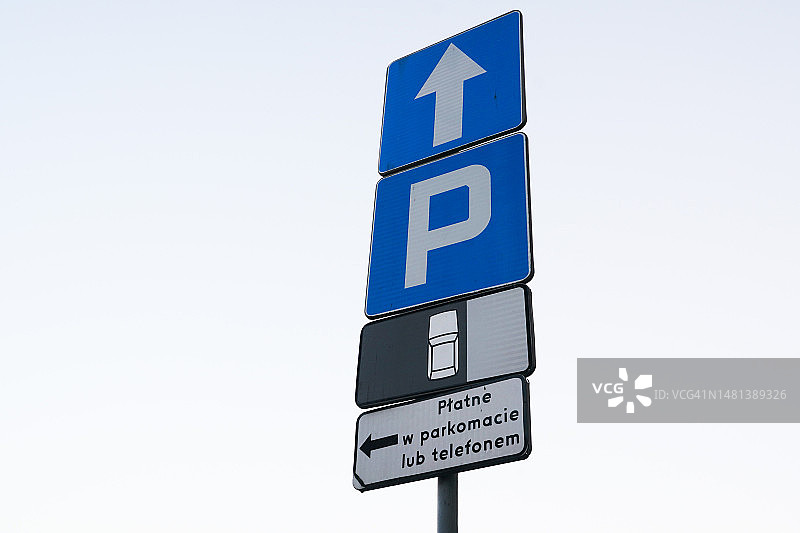 波兰道路标志低角度视图图片素材
