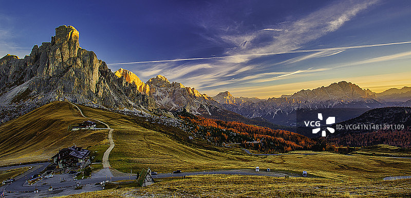 落日余晖下的意大利山景图片素材