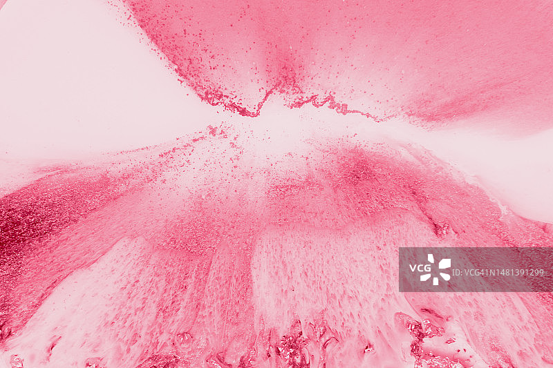 丙烯颜料扩散抽象背景（2023年流行色：Viva Magenta，俄罗斯特维尔州特维尔）图片素材