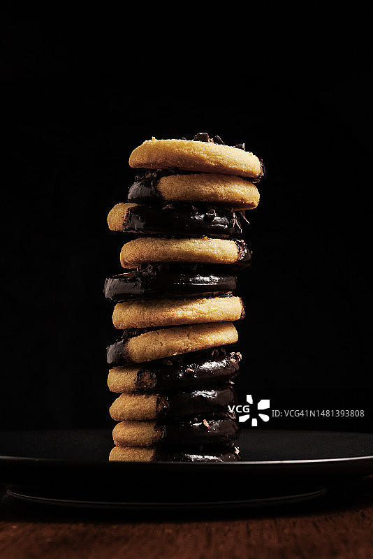 黑色背景下的桌上饼干特写，美国纽约图片素材