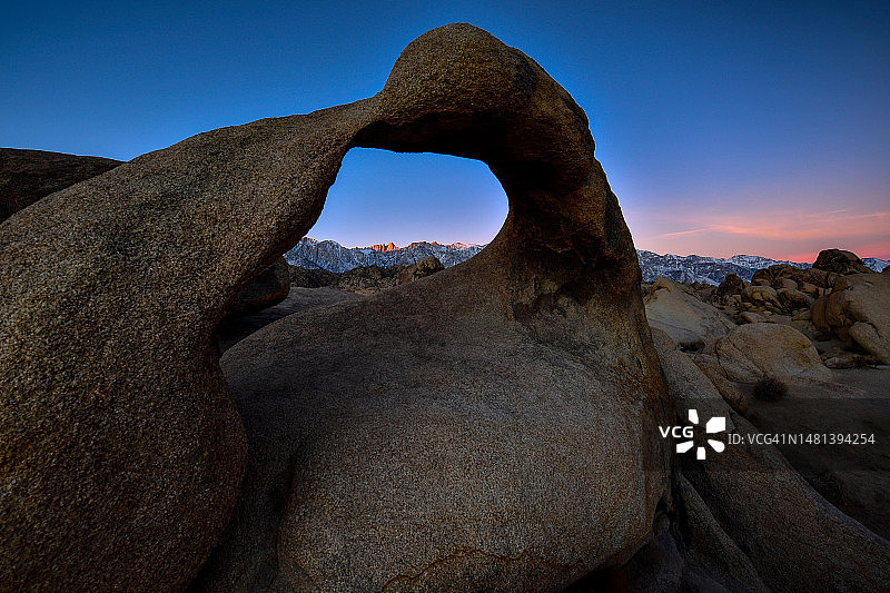 低角度拍摄：美国阿拉巴马山丘的晴空下岩层图片素材