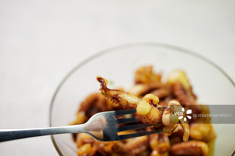 曼谷泰国的玻璃碗装麻辣烤鱿鱼图片素材