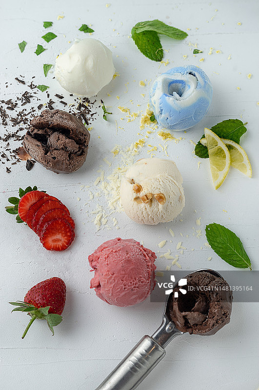 土耳其餐桌上的冰淇淋高角度视图图片素材