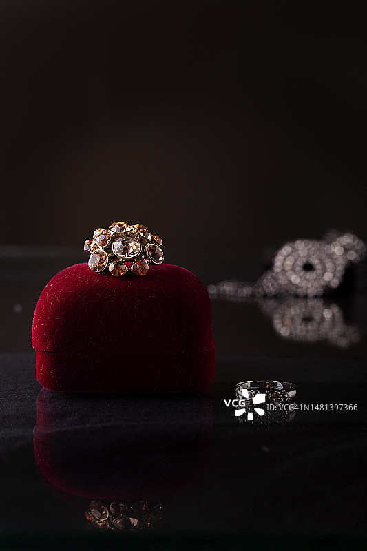 珠宝盒中的钻戒特写，摩尔多瓦图片素材
