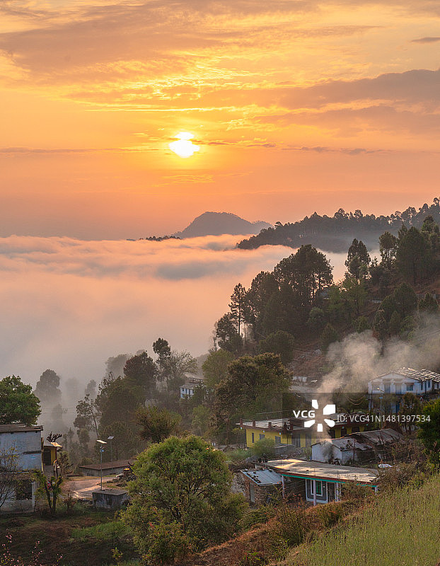 日落时分印度北阿坎德邦的树木和房屋图片素材