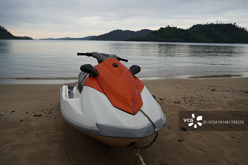 曼德岛上的摩托艇图片素材