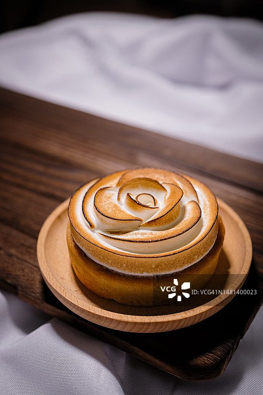 桌上的戒指特写图片素材