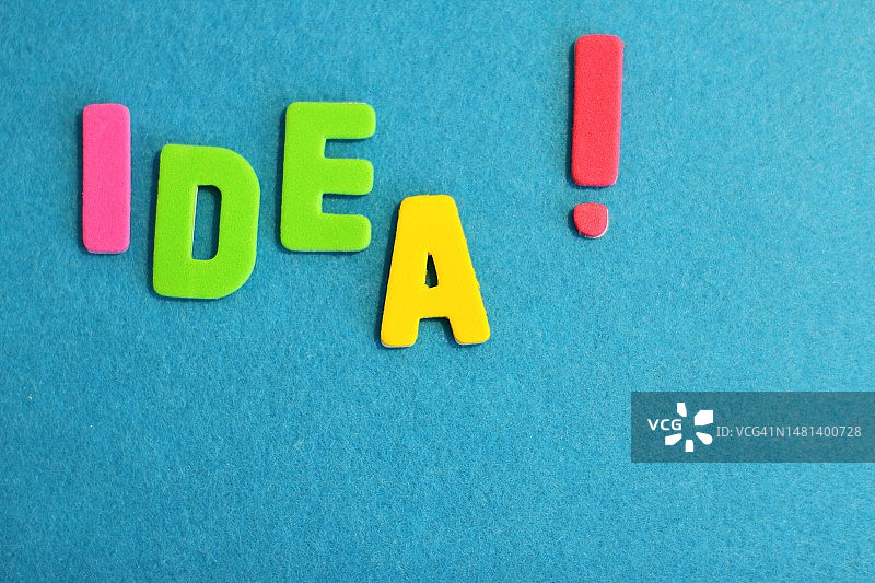 俯视角度拍摄的蓝色背景上的彩色文字，罗马尼亚图片素材