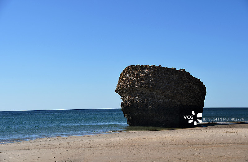 西班牙韦尔瓦伊格拉塔海滩上的瞭望塔遗址图片素材