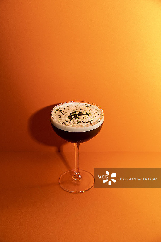 橙色背景下桌上饮料特写图片素材