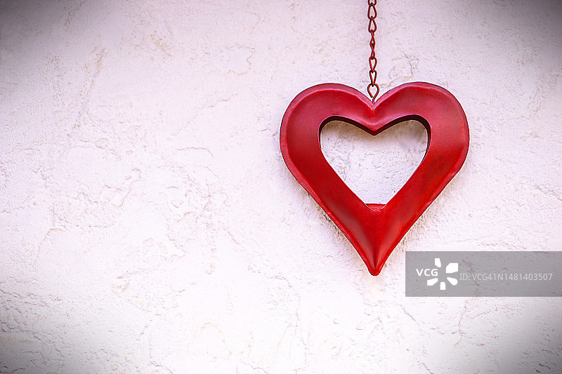 白色墙壁上的红色爱心：情人节背景图片素材