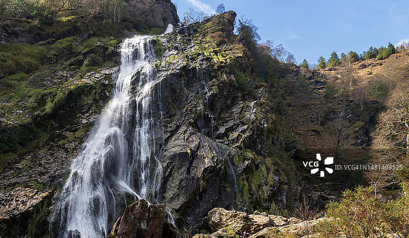 爱尔兰威克洛瀑布的壮丽景色图片素材