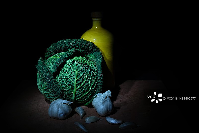 黑色背景桌子上的蔬菜特写图片素材