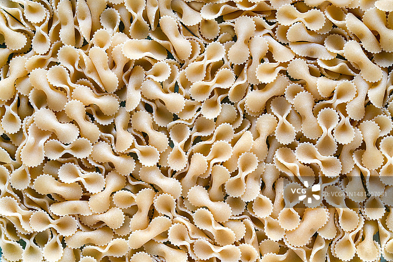 铺在桌面上的生面食背景（顶视图）图片素材