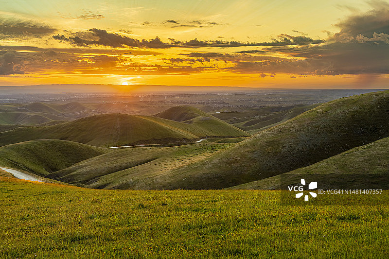 日落时分，美国加利福尼亚州阿文市的田野风光图片素材