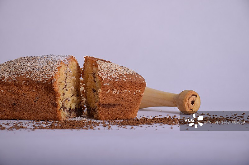 白色背景下的桌上蛋糕特写，伊朗德黑兰省图片素材