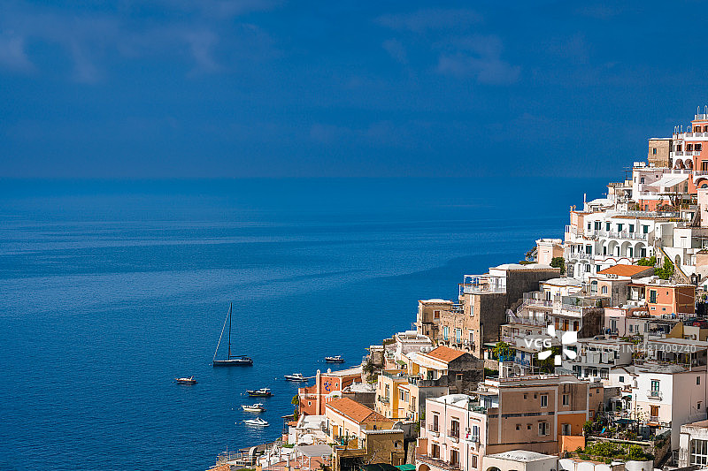 意大利萨莱诺波西塔诺海滨城镇景观高角度视图图片素材