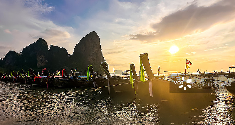 泰国甲米府莱利海滩日落时的长尾船图片素材