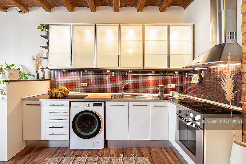 现代厨房：背光玻璃面板与家电图片素材