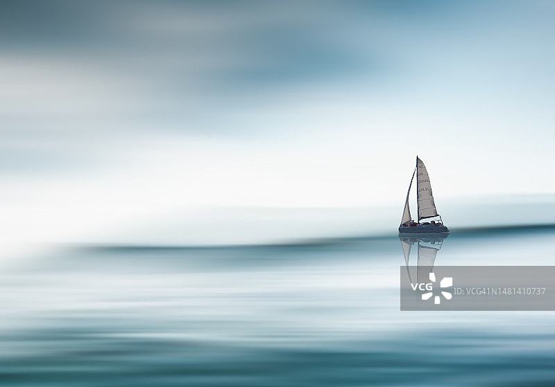 海中帆船特写图片素材