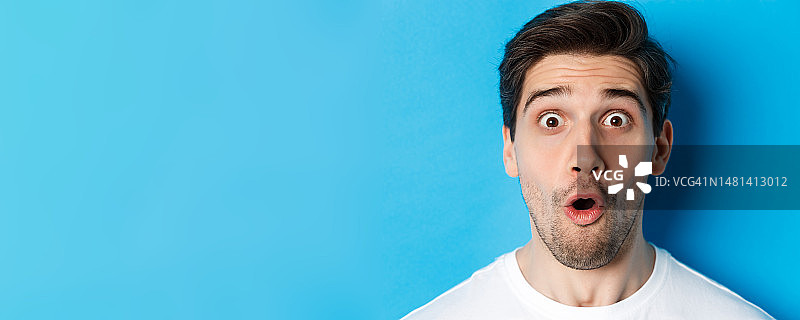 惊讶的男子张口结舌，发出惊叹声的头像照图片素材