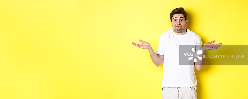 耸肩，摊手表示困惑的男人图片素材