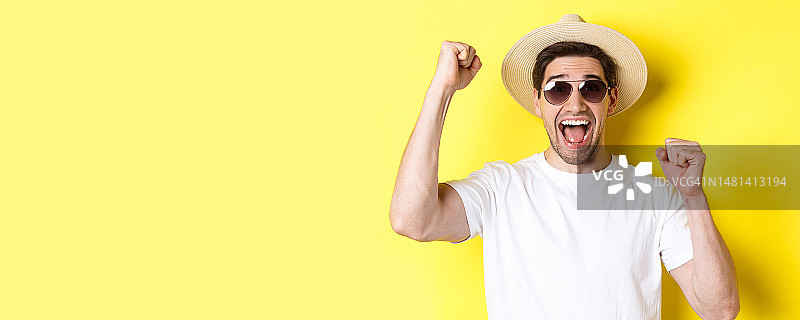 旅游与假日概念：快乐的男游客庆祝图片素材