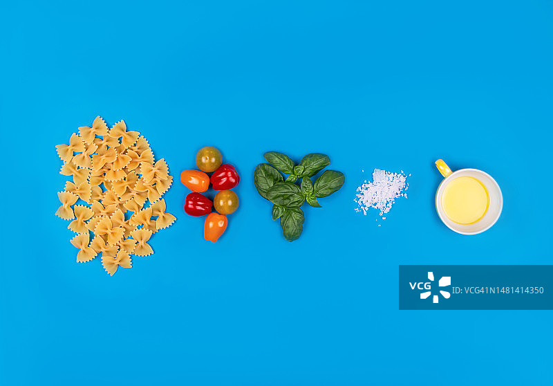 蓝色背景下的意大利面食谱图片素材