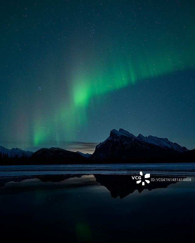 班夫朱砂湖上空的北极光图片素材