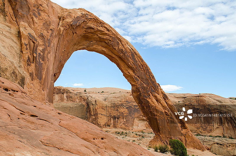 美国犹他州摩押西部的科罗纳拱门地貌图片素材