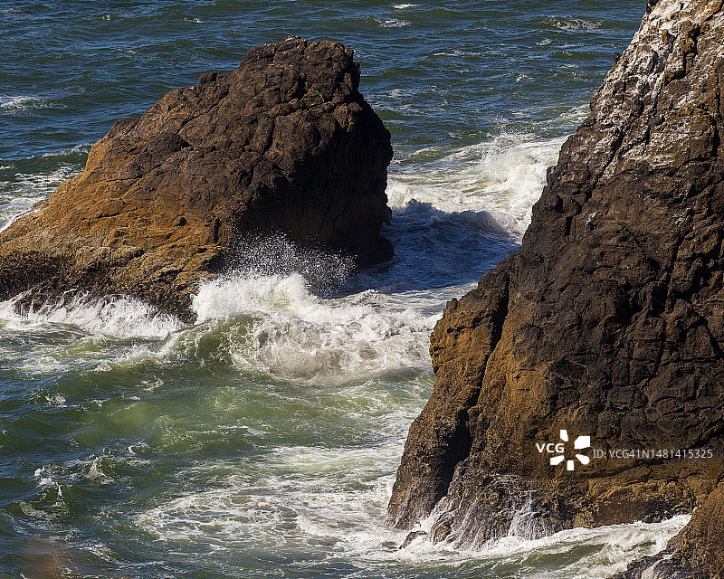 华盛顿州长滩海滩岩石高角度景观，美国图片素材