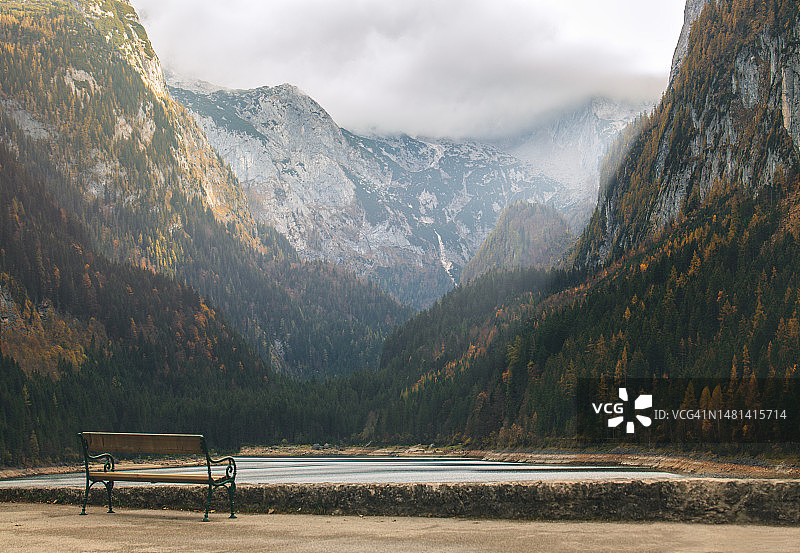 多云山前的木制长椅图片素材