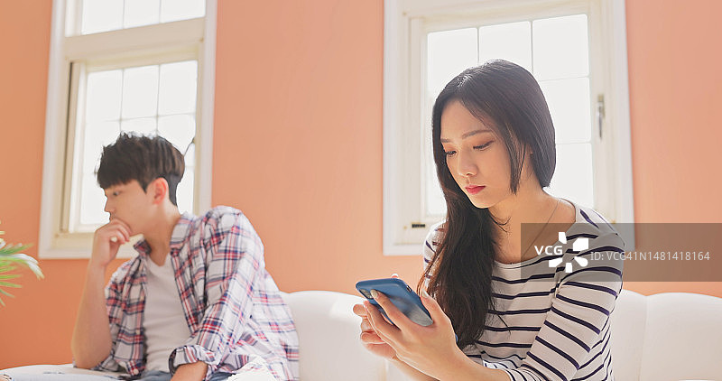 亚洲情侣争论爱情图片素材