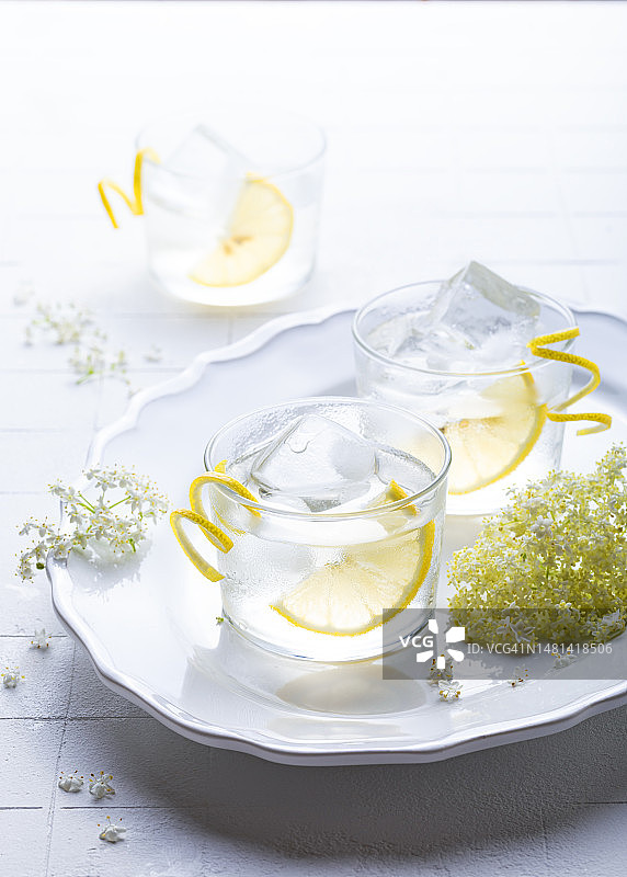 接骨木花柠檬水或柠檬杜松子酒，配新鲜采摘的接骨木花。含接骨木花糖浆的健康清爽鸡尾酒图片素材