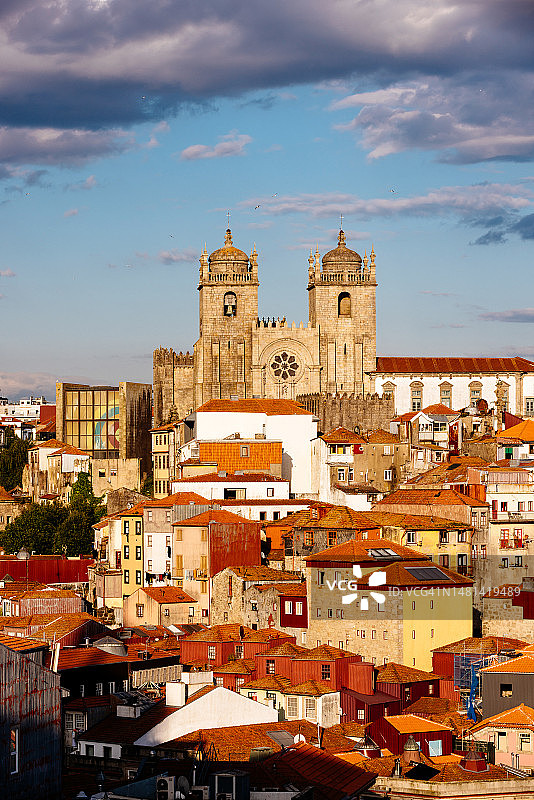 阳光明媚的葡萄牙波尔图大教堂和天际线图片素材