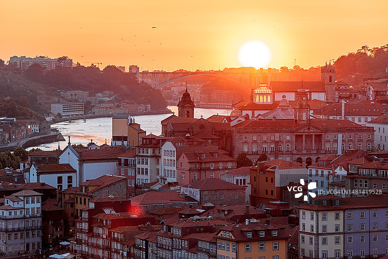 葡萄牙波尔图老城日落时的屋顶（高角度）图片素材