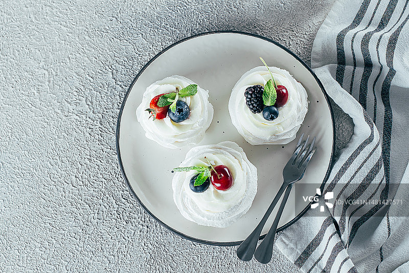 盘中含新鲜浆果的帕芙洛娃蛋白酥皮甜点图片素材