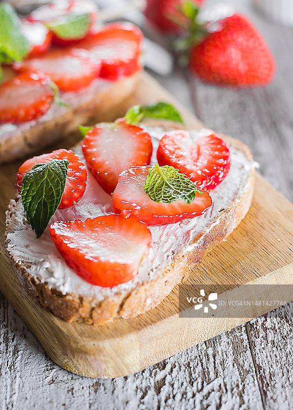 两片草莓薄荷奶油奶酪烤面包片，产地哈萨克斯坦图片素材