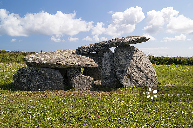 爱尔兰，天空下的田野岩石景观图片素材