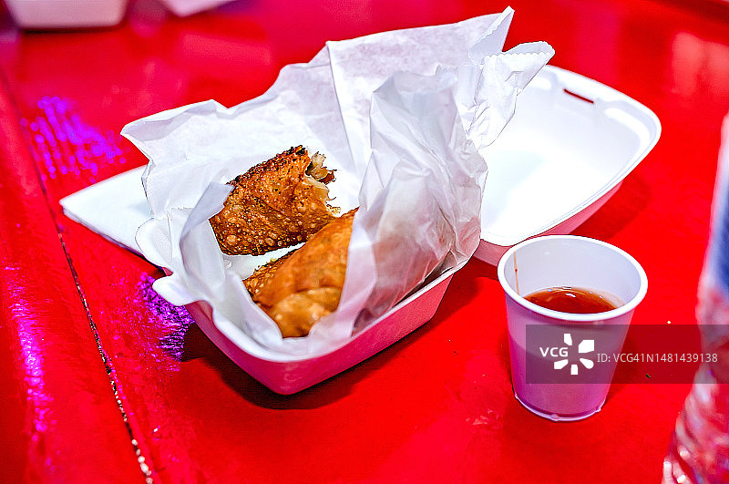 酒吧派对：点餐蛋卷图片素材