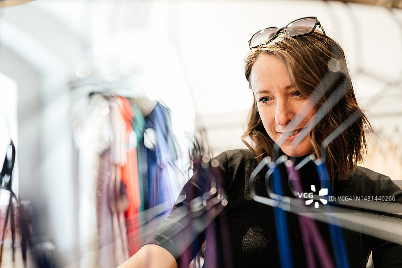 女人在商店看蕾丝上衣的特写图片素材